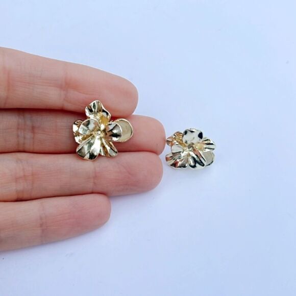 Gold flower stud earrings A29 - Picture 2 of 5
